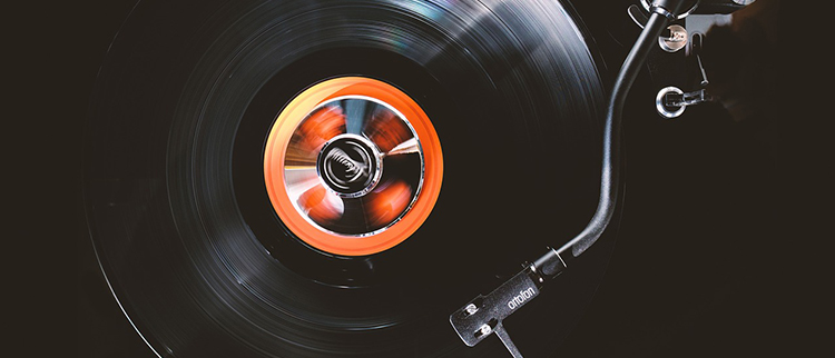 Del Vinilo al Streaming: La Evolución de la Música en Eventos y su Impacto en la Industria del Sonido